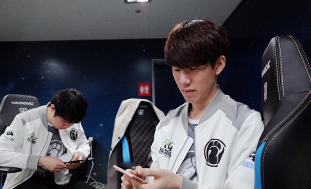 容纳